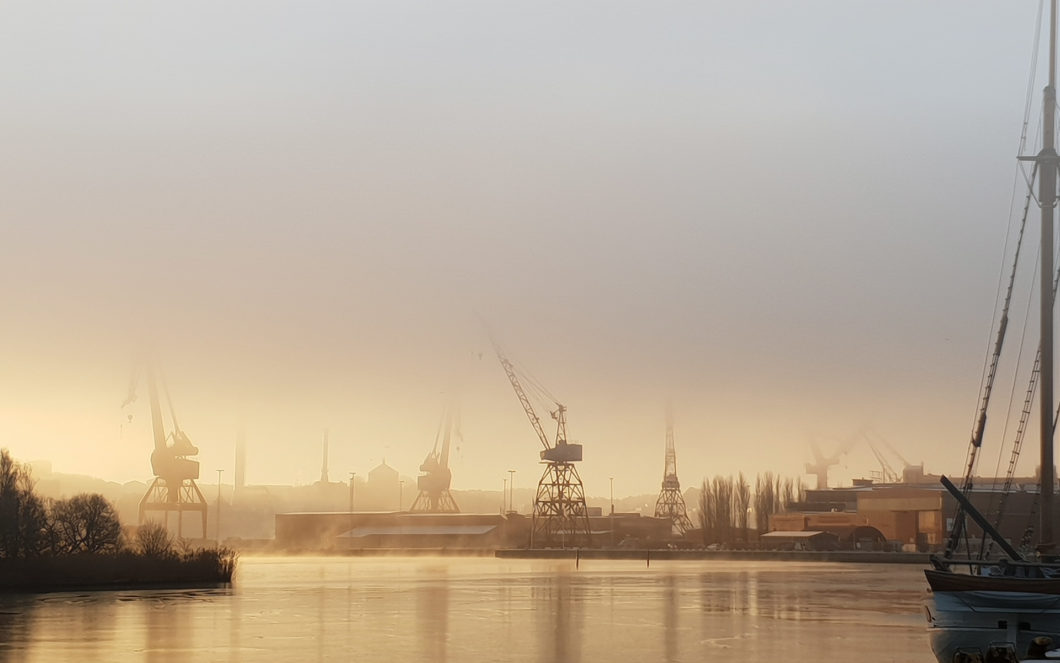 Kranar i Göteborgs hamn i dimma